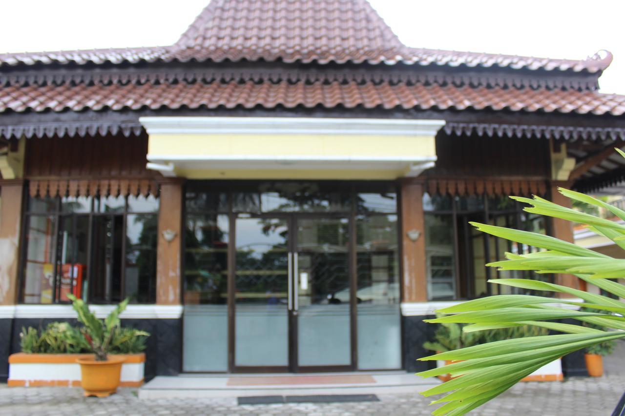 Simpang Tujuh Hotel Cepu Ngoại thất bức ảnh