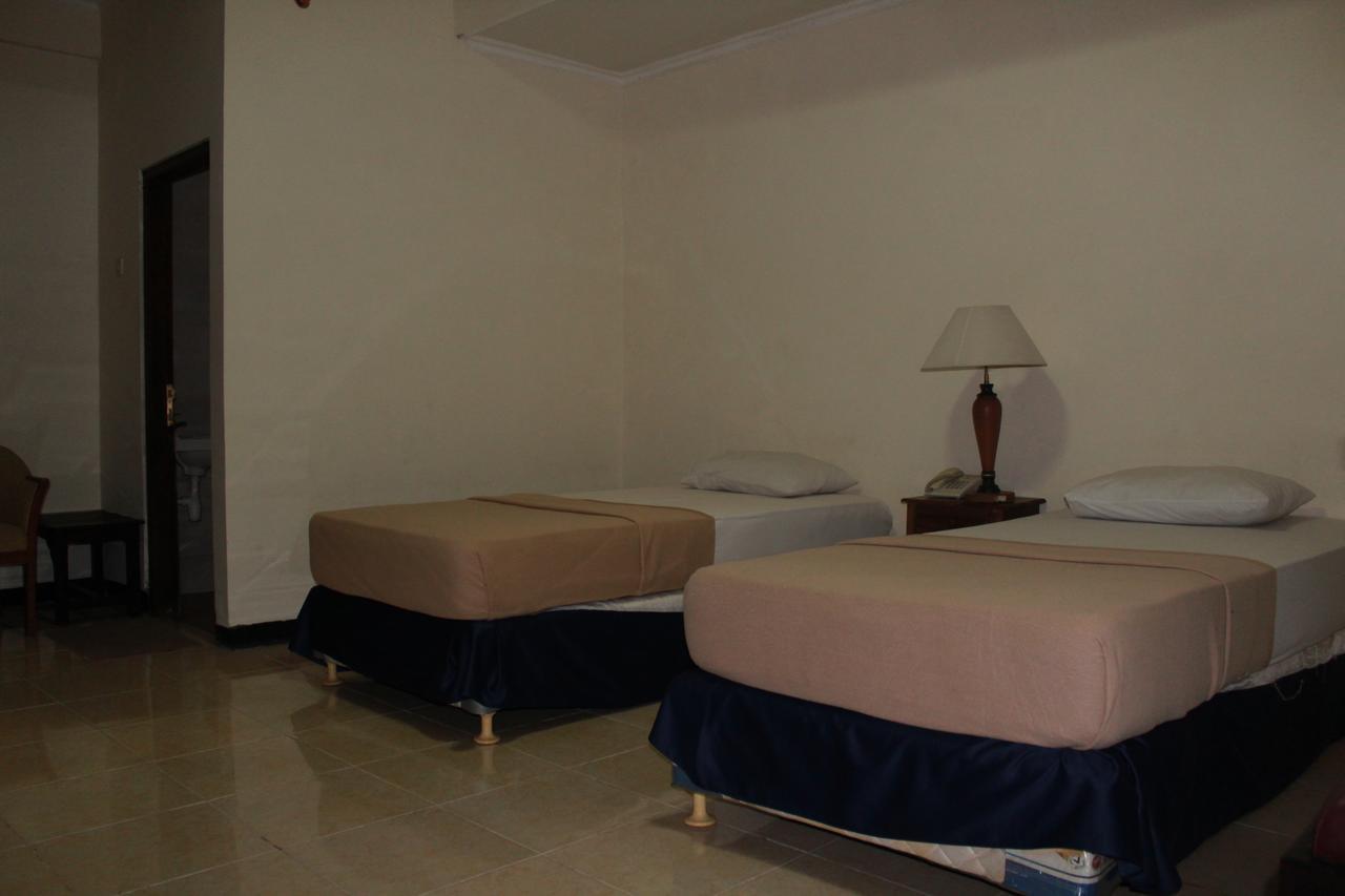 Simpang Tujuh Hotel Cepu Ngoại thất bức ảnh